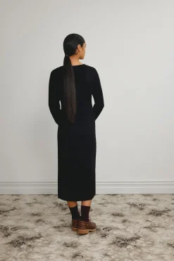 MERINO V-NECK DRESS (BLACK)