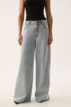 OUTLAND JEANS (LIGHT WASH DENIM)